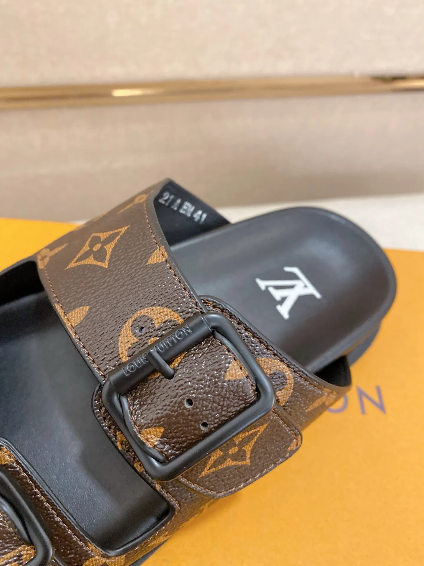 Factory price: 420💰Made by LV🔍Top purchasing agent. Men's spring and summer slippers are available at the same counter. The uppers are made of cowhide imported from Italy. High-quality craftsmanship, soles: original soles specially provided by the original factory, exclusive movable molded soles are super comfortable, original factory follow-up goods, 🔍🔍high quality, can be entered and exited the counter at will, welcome to compare, code number 38-44. Can be customized45